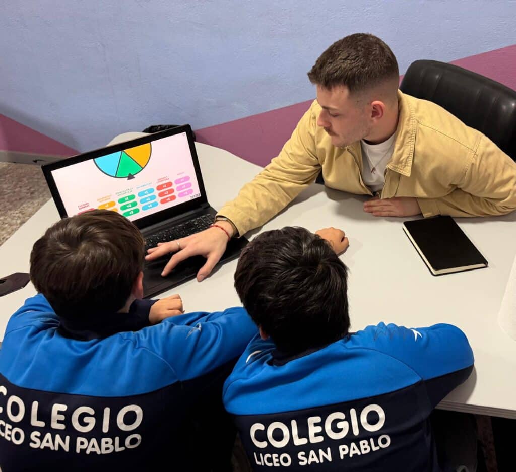 Profesor con niños y portatil