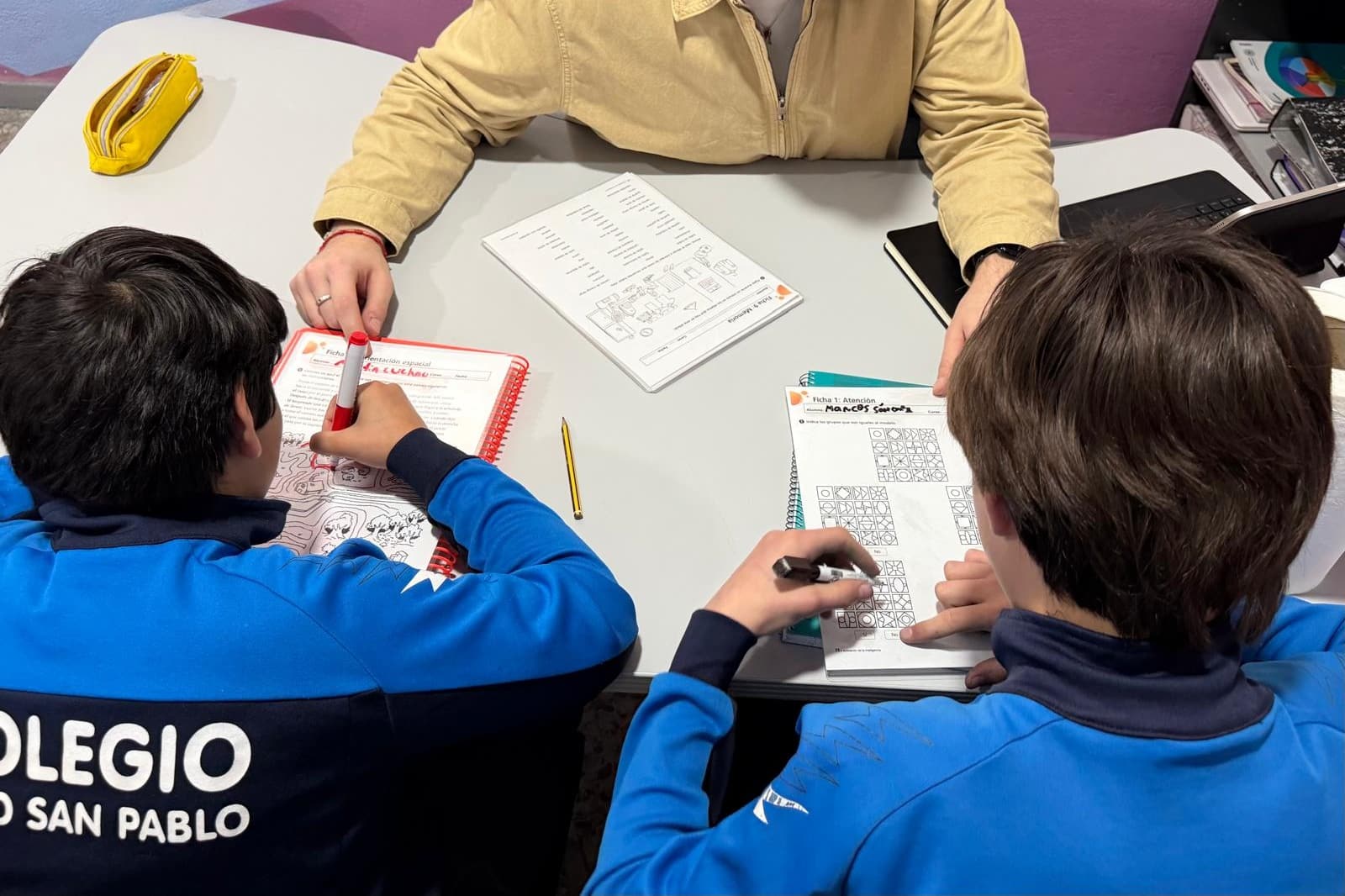 Apoyo profesor con niños